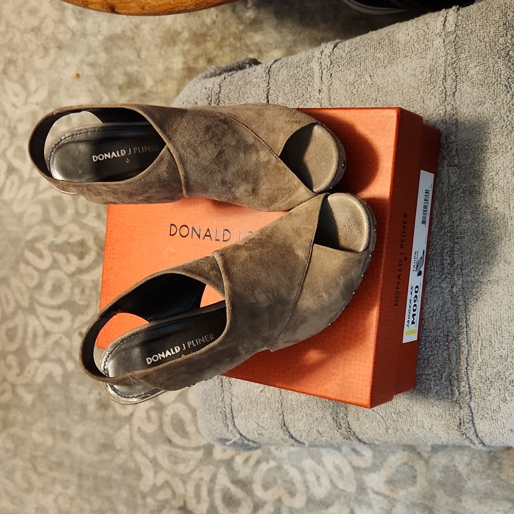 Donald J Pliner Platform Sandal size 9